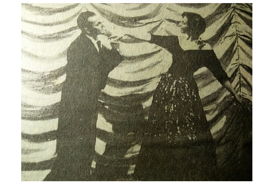 Alfredo de Oliveira e uma jovem Geninha da Rosa Borges em um sketch de "Um Século de Glórias" - Peça do Centenário.