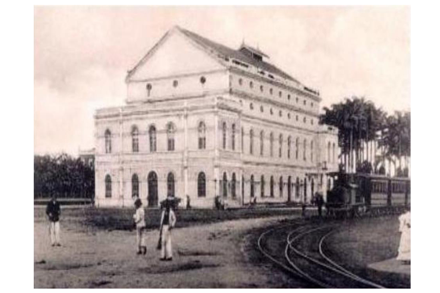 O teatro em 1867, quase ao final da reforma. Ao fundo, um trem urbano.